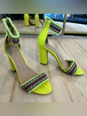 PLAY CONDITION- neon ankle strap heels with tassel trim!